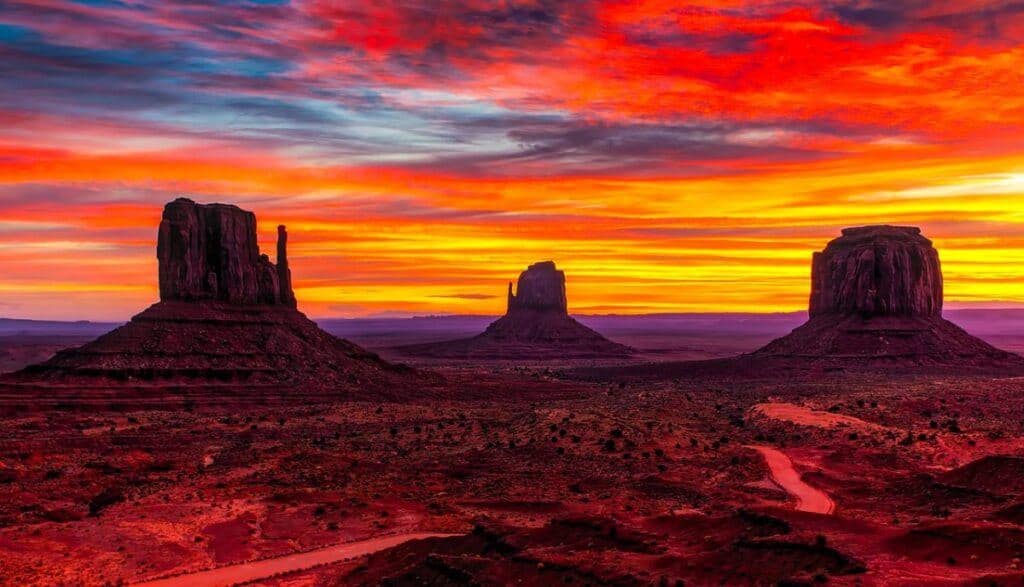 picture of Utah sunset with blue reds and mountains in the background