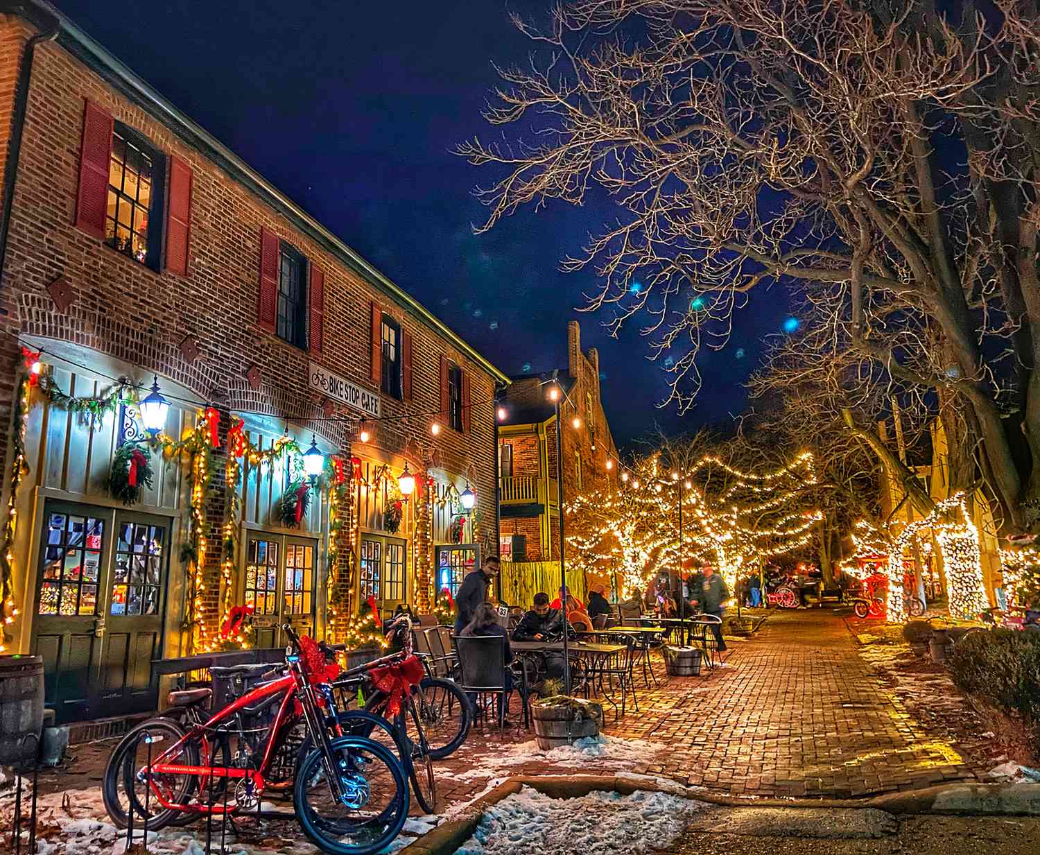 Midwest weekend Christmas getaway, picture of town street decorated with christmas lights