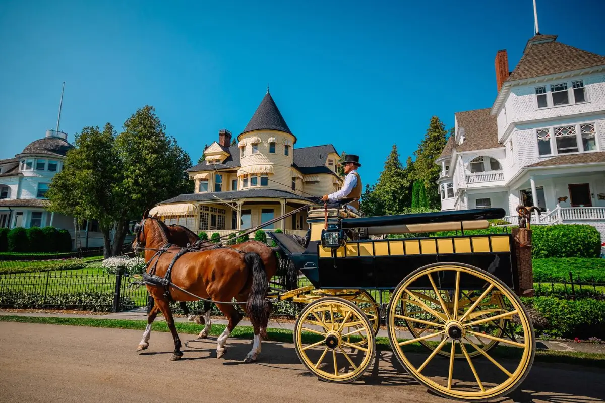 mackinac island michigan weekend getaway